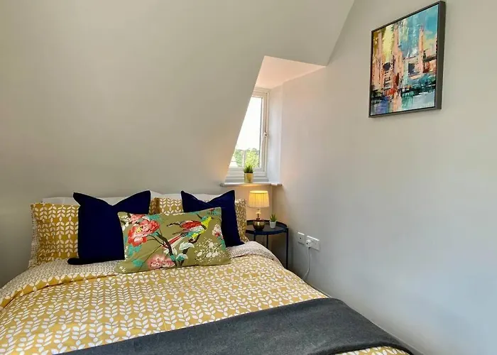 Stunning - 5 Minute Walk To The Best Beach! - Great Location - Parking - Fast Wifi - Smart Tv - Newly Decorated - Close To & Poole Town Centre & Sandbanks