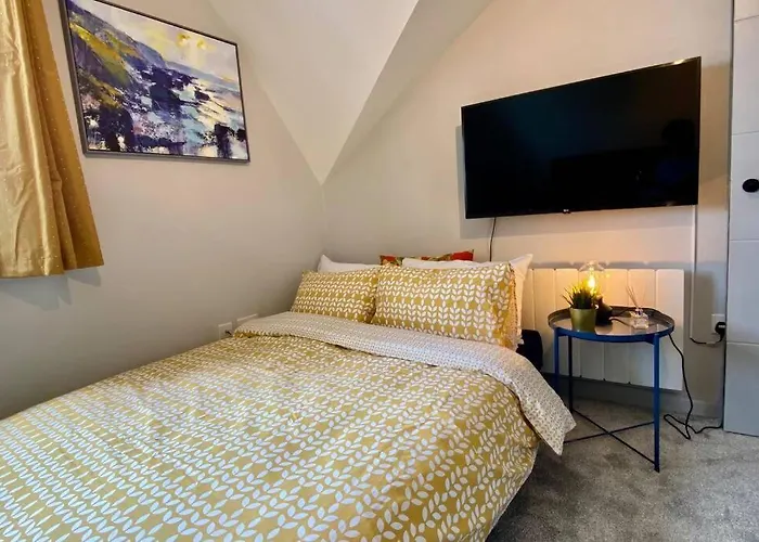 Stunning - 5 Minute Walk To The Best Beach! - Great Location - Parking - Fast Wifi - Smart Tv - Newly Decorated - Close To & Poole Town Centre & Sandbanks