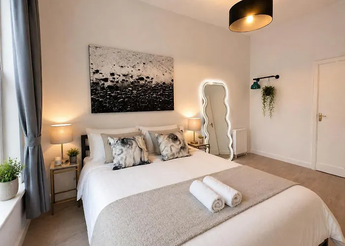City Surf - By Coastline Retreats - Free Parking Included - Sleeps 5 - City Centre