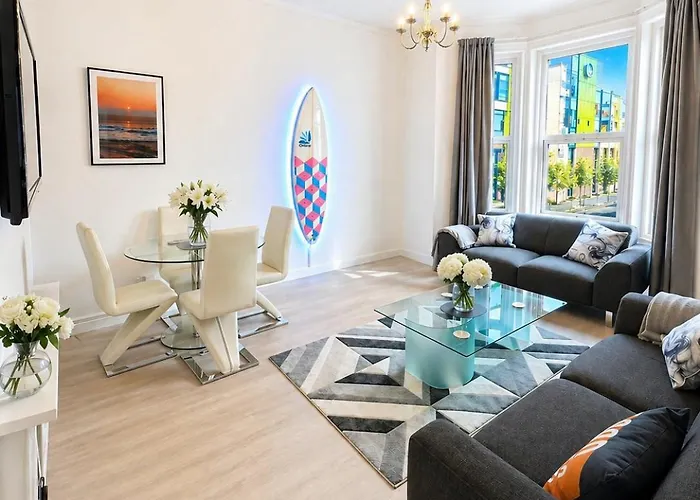 City Surf - By Coastline Retreats - Free Parking Included - Sleeps 5 - City Centre